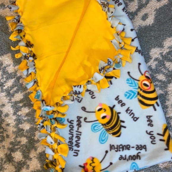 AVERAGE SIZE THROW (2 yards); HOMEMADE NO SEW FLEECE BLANKET - Picture 3 of 9